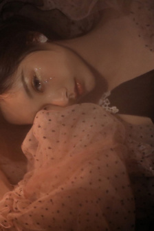 年轻妈妈遮肉上衣